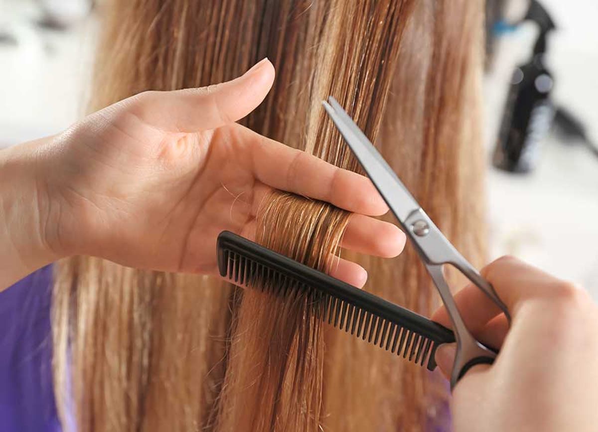 Cách chăm sóc tóc khỏe là cắt bỏ phần tóc chẻ ngọn