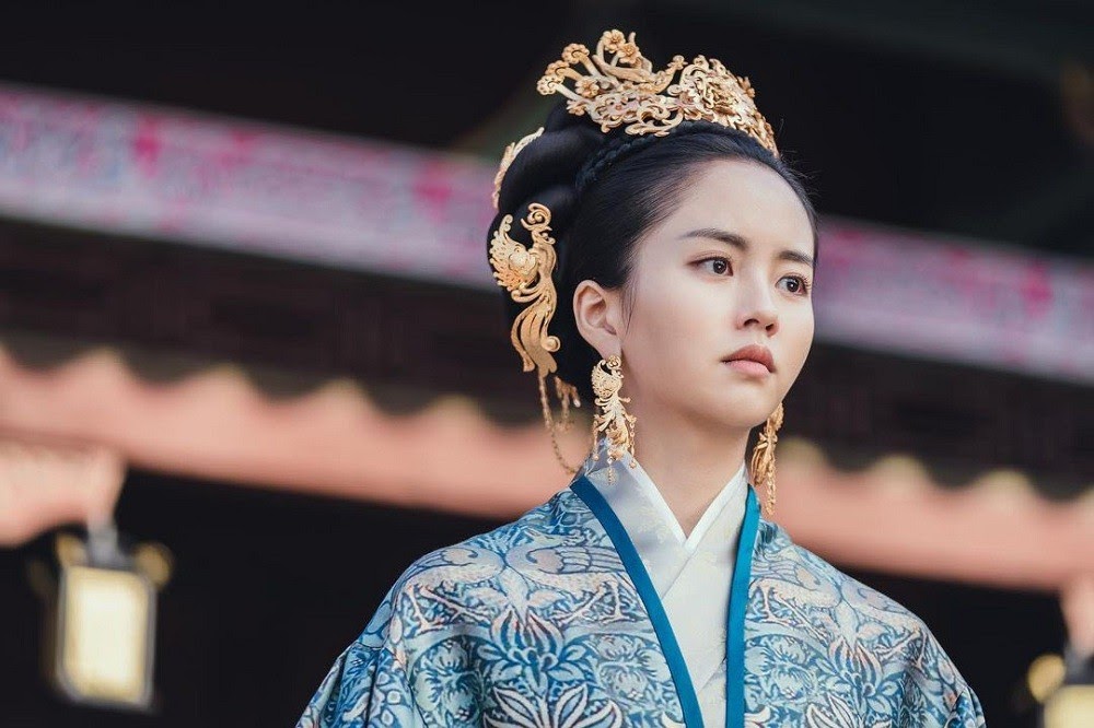 kim so hyun xinh đẹp trong bộ trang phục hoàng cung