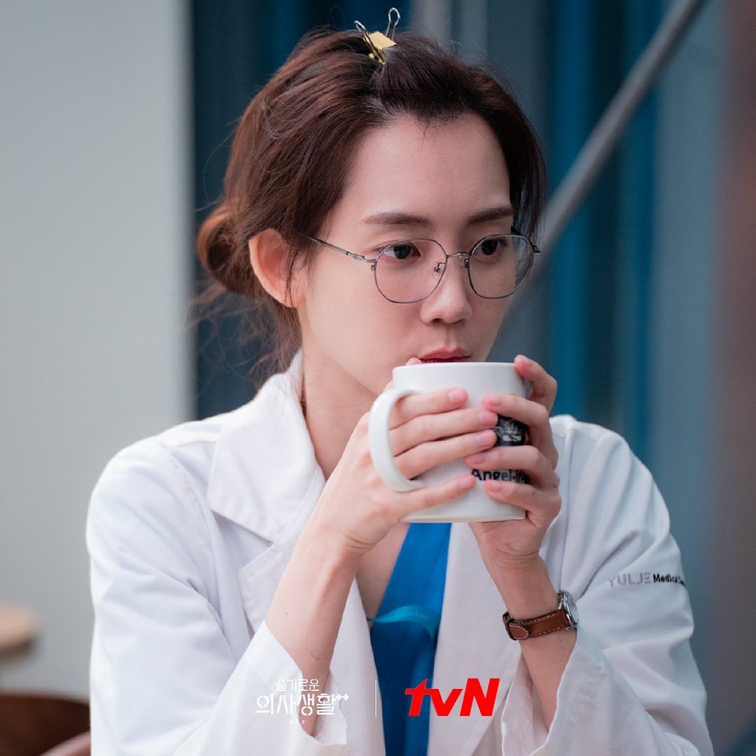Hình ảnh nữ chính Shin Hyun Bin với tạo hình cô bác sĩ mạnh mẽ Hospital Playlist