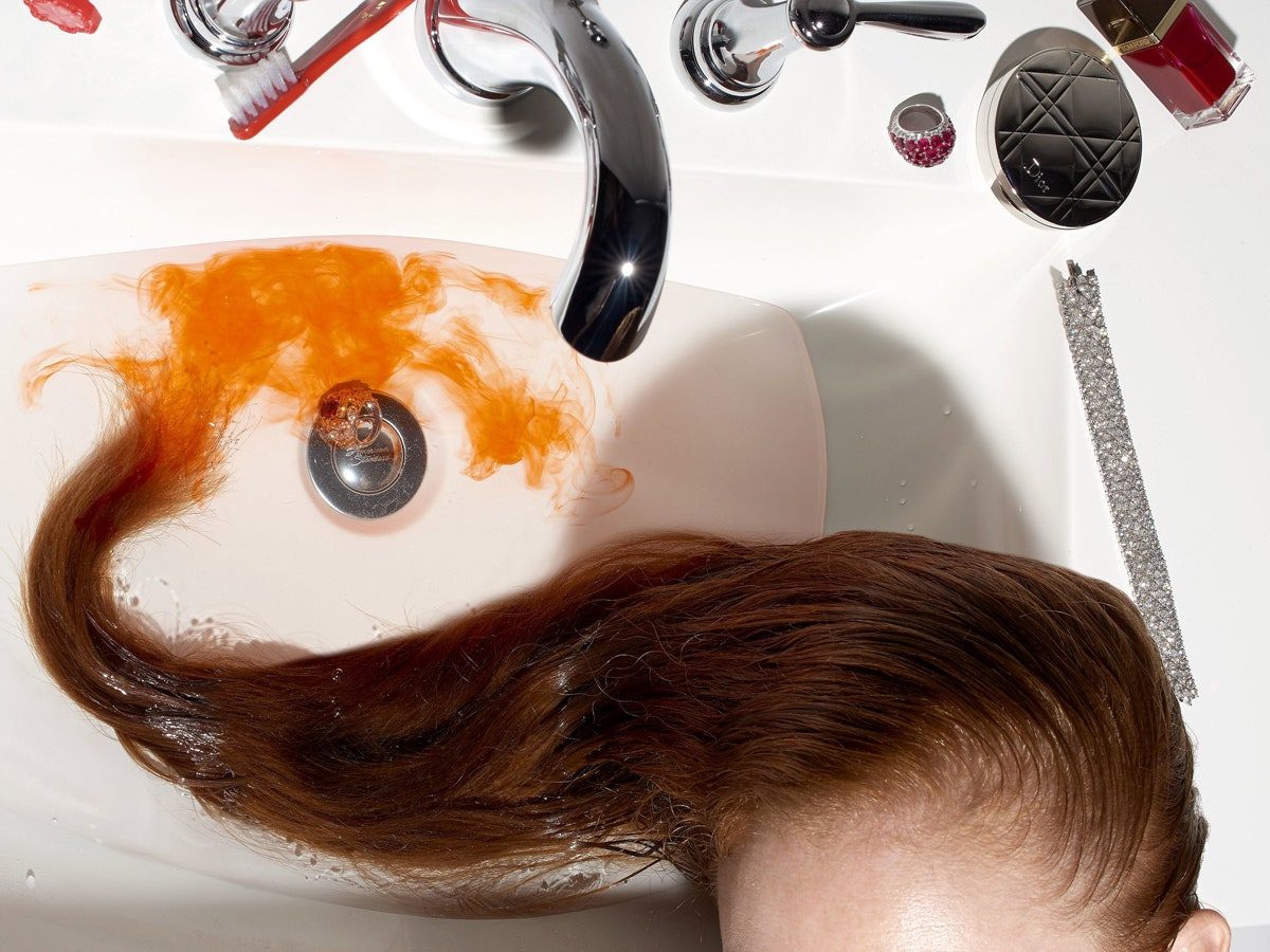 Không nên tự xử lý hóa chất trên tóc